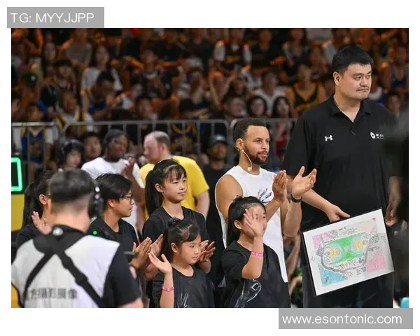 孩子们与姚明的偶遇瞬间感动了整个篮球场的温暖时刻 孩子们与姚明的偶遇瞬间感动了整个篮球场的温暖时刻