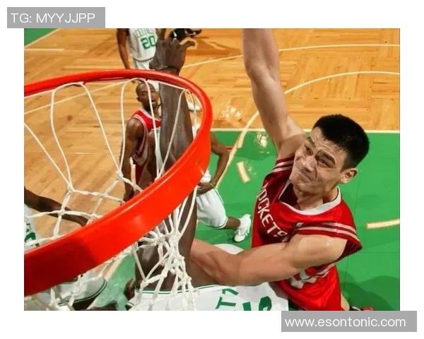 姚明与乔丹的巅峰对决:篮球巨星之间的传奇单打较量 姚明与乔丹的巅峰对决:篮球巨星之间的传奇单打较量