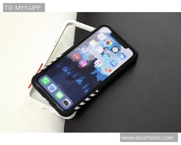 足球明星与碎屏手机的奇妙碰撞揭示了生活中的真实与不完美 足球明星与碎屏手机的奇妙碰撞揭示了生活中的真实与不完美