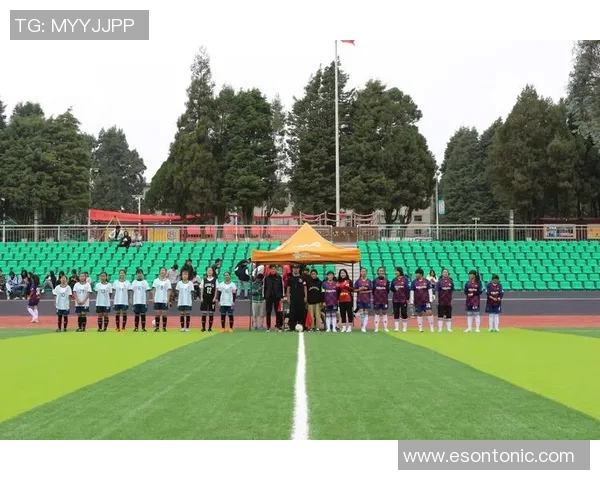 越南足球明星走进校园传递运动精神激励年轻学子追逐梦想